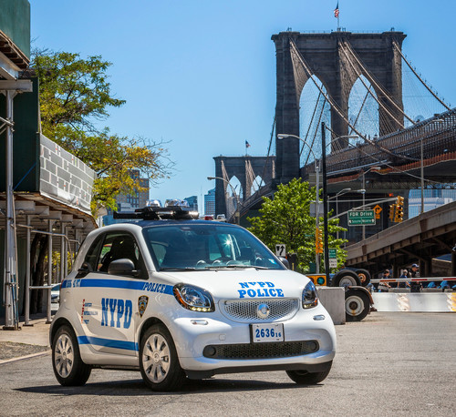Smart hat die ersten 100 Smart Fortwo an die New Yorker Polizei ausgeliefert. Das New York City Police Department (NYPD) ersetzt damit die bisher in der Stadt eingesetzten dreirädrigen Motorräder.