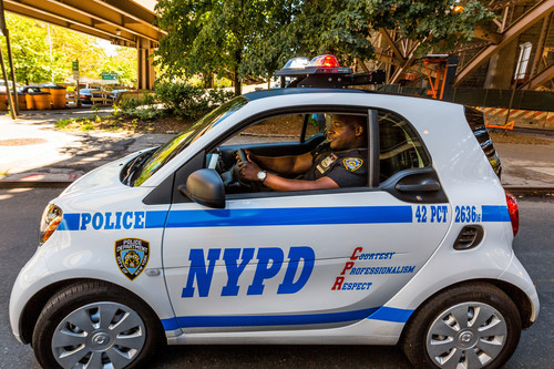 Smart hat die ersten 100 Smart Fortwo an die New Yorker Polizei ausgeliefert. Das New York City Police Department (NYPD) ersetzt damit die bisher in der Stadt eingesetzten dreirädrigen Motorräder. Offiver Ralph Jefferson übernahm einen der ersten NYPD-Smarts.