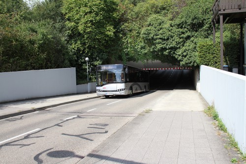 Solaris Urbino 10,9 LE mit niedrigerem Aufbau für die Unterführung „Bulacher Loch“ in Karlsruhe. 