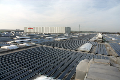 Solarzellenpark auf dem Dach des Toyota-Teilezentrums in Belgien.