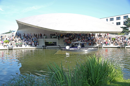 Sommerfestival in der Autostadt: Compagnie Lametta auf der Wasserbühne.