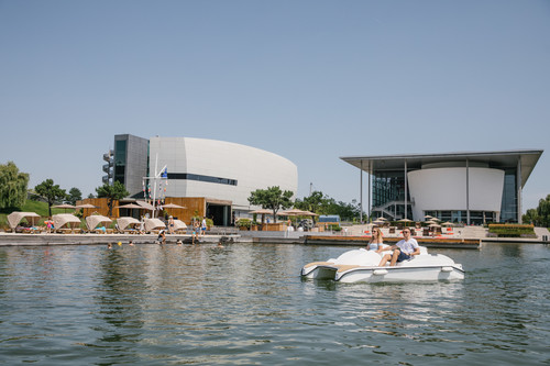 Sommerprogramm in der Autostadt: Bootspartie im alten Hafenbecken.