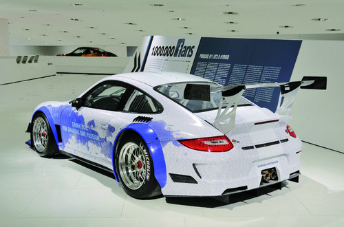 Sonder-Exponat Porsche 911 GT3 R Hybrid mit über 27.000 Unterschriften von Fans der Porsche-Fangemeinde auf Facebook.