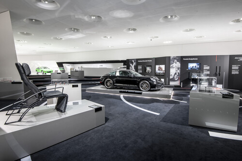 Sonderausstellung „50 Jahre Porsche Design“ im Stuttgarter Porsche-Museum mit dem Editionsmodell des Porsche 911.
