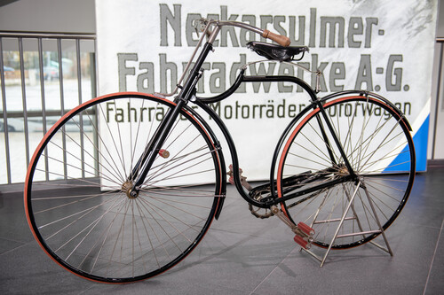  Sonderausstellung „Der fünfte Ring“ im Audi-Museum: Fahrrad NSU Pfeil.
