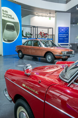 Sonderausstellung „Der fünfte Ring“ im Audi-Museum: NSU Wankel Spider von 1960 (Vordergrund) und Ro 80 von 1977.