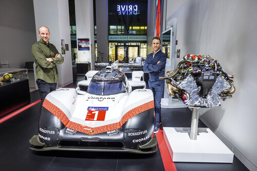 Sonderausstellung „Driven by Dreams. 75 Jahre Porsche Sportwagen“ im Forum Drive der Volkswagen Group: Markenbotschafter Aksel Lund Svindal (links) und Timo Bernhard am Porsche 919 Hybrid Evo.