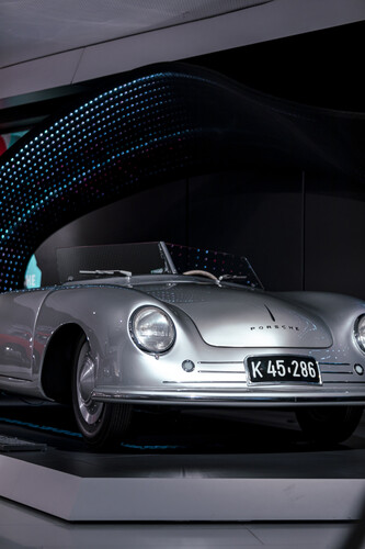 Sonderausstellung „Driven by Dreams“ im Porsche-Museum in Stuttgart. Porsche 356 „Nr. 1“ Roadster.