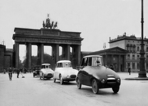 Sonderausstellung „Windschnittig“ im Audi-Museum Ingolstadt: Historische Aufnahme dreier Stromlinienlimousinen von Paul Jaray, die 1923 in Berlin durch das Brandenburger Tor gefahren sind (von vorne: Ley 6/16 PS Typ T6, Audi 14/35 PS Typ C und Dixi 6/24 PS.
