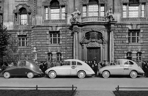 Sonderausstellung „Windschnittig“ im Audi-Museum Ingolstadt: Historische Aufnahme dreier Stromlinienlimousinen von Paul Jaray in Berlin von 1923. Von links nach rechts zu sehen sind ein Ley 6/16 PS Typ T6, ein Audi 14/35 PS Typ C und ein Dixi 6/24 PS.
