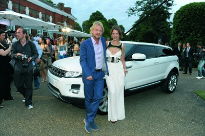 Sönke Wörtmann und Schauspielwerin Jessica Schwarz vor dem Range Rover Evoque.