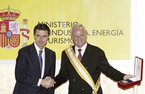 Spaniens Industrieminister Jose Manuel Soria verlieh VW-Chef Martin Winterkorn das „Großkreuz des Ordens Isabellas der Katholischen“.