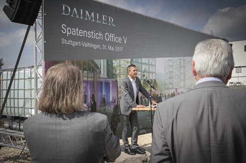 Spatenstich für ein neues Büro-Areal von Daimler in Stuttgart-Vaihingen: Bodo Uebber, im Vorstandverantwortlich für Finance &amp; Controlling und Daimler Financial Services, bei seiner Rede.