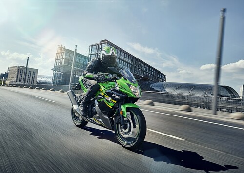 Speziell für Leichtkrafträder (hier die Kawasaki Ninja 125) und Einsteiger-Maschinen hat Dunlop den Sportmax Q-Lite entwickelt.