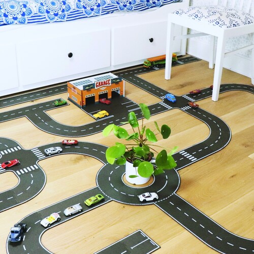 Spielzeugstraßensystem My Roads mit Kreisverkehr und Garagengebäude aus dem Starterset.