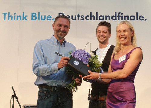 Spritsparathon: Hans und Felix Stadler aus Freising erhalten ihren Gewinn aus den Händen von Christine Kuhlmeyer-Kühl, Leiterin Erlebnismarketing Deutschland Volkswagen. 