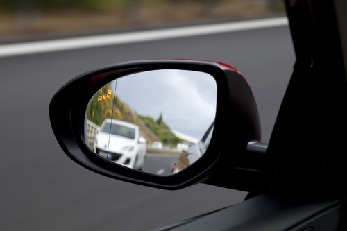 Spurwechselwarner Rear View Monitoring (RVM) des Mazda3.