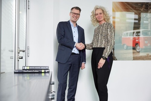 SSH-Geschäftsführer Tobias Plester und GTÜ-Geschäftsführerin Gabriele Schmidt-Rauße besiegeln die künftige Kooperation.