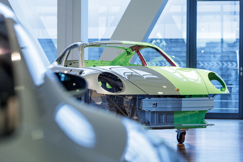 Stahl-Rohkarosse eines Porsche.