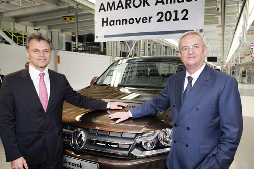 Stapellauf der Amarok-Fertigung im Volkswagen-Werk Hannover: VWN-Vostandssprecher Dr. Wolfgang Schreiber (links) und Konzenchef Prof. Dr. Martin Winterkorn.
