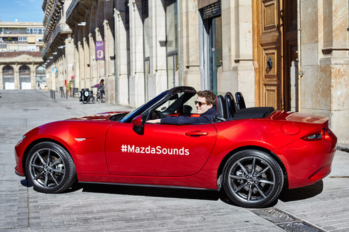 Star-DJ und Markenbotschafter Felix De Laet alias Lost Frequencies im Mazda MX-5.