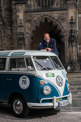 Star-Koch Johann Lafer startet in diesem Jahr für Volkswagen im Samba-Bus bei der Oldtimer-Rallye Sachsen Classic.