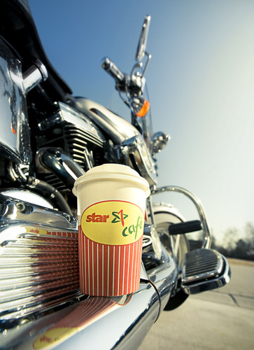 Star spendiert Motorradfahrern beim Tankstopp einen Kaffee.