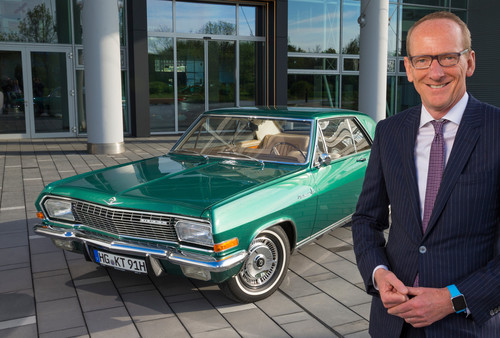 Starkes Team: Opel-Chef Dr. Karl-Thomas Neumann startet mit seinem privaten Diplomat V8 Coupé bei der Oldtimer-Rallye „Bodensee Klassik“.