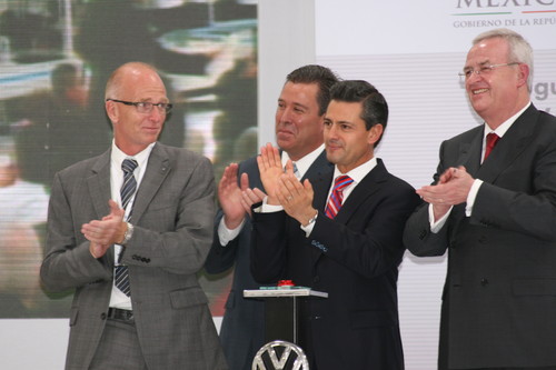 Start der Motorenproduktion im Volkswagen-Werk Silao (von links). Werkleiter Andreas Klinge, Miguel Marquez (Gouverneur des Bundesstaates Guanajuato), Mexikos Präsident Enrique Pena Nieto und Vorstandsvorsitzender Martin Winterkorn.