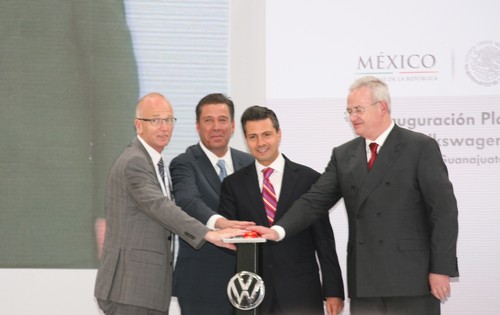 Start der Motorenproduktion im Volkswagen-Werk Silao (von links). Werkleiter Andreas Klinge, Miguel Marquez (Gouverneur des Bundesstaates Guanajuato), Mexikos Präsident Enrique Pena Nieto und Vorstandsvorsitzender Martin Winterkorn.