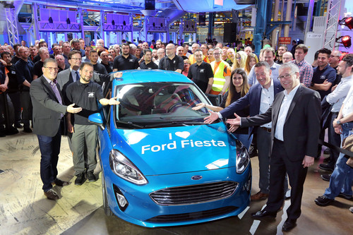 Start der Produktion des neuen Ford Fiesta (v.r.): Karl Anton, Director Vehicle Operations, und Fertigungsleiter Vic Daenen (von rechts) sowie Betriebsratsvorsitzender Martin Hennig und Rainer Ludwig, Geschäftsführer Personal- und Sozialwesen (von linkks).