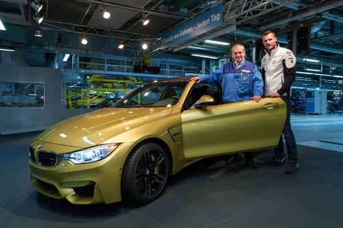 Start der Serienproduktion des BMW M4 Coupé: Werksleiter Hermann Bohrer (links) und DTM-Fahrer Martin Tomczyk, der ein Modell in Austin Gelb bestellt hat.