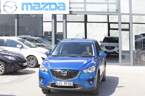 Start zu einer Probefahrt bei einem Mazda-Händler.