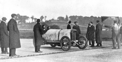 Start zu Rekordfahrten auf der Brooklandsbahn am 8. November 1909: Victor Hémery durchbrach auf dem Benz 200 PS, genannt „Blitzen-Benz“, als erster Mensch die 200-km/h-Marke.