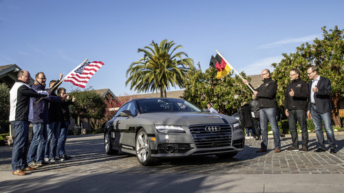 Start zur 550 Meilen langen pilotierten Testfahrt vom Silicon Valley nach Las Vegas zur CES: Ricky Hudi (links), Leiter Entwicklung Elektrik/Elektronik, und Ewald Gössmann (3.v.r.), Excecutive Director Electronic Research Lab California, schicken den Audi A7 Sportback Piloted Driving Concept auf die Strecke.