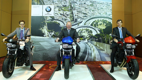 Startschuss für die BMW-Motorradproduktion in Thailand (von links): Vertriebs- und Marketingleiter Heiner Faust, Stephan Schaller, Leiter BMW Motorra, und Matthias Pfalz, Leiter BMW Group Thailand.
