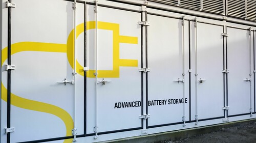 Stationärer Energiespeicher in Elverlingsen mit 72 Antriebsbatterien aus dem Renault Zoe.