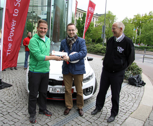 Stefan Meier, Benjamin Schrenner, Assistant Manager Marketing Communication Kia Motors Deutschland, und Martin van Vugt, Geschäftsführer (COO) Kia Motors Deutschland (von links).