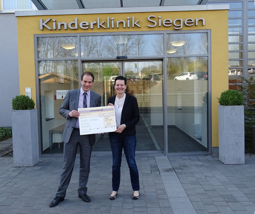 Steffen Gross, Marketingleiter der Dometic Group & Stefanie Wied, Geschäftsführerin der DRK-Kinderklinik Siegen bei der Spendenübergabe.
