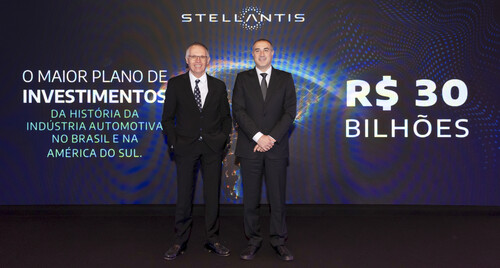 Stellantis-Boss Carlos Tavares (links) und Südamerika-Chef Emanuele Cappellano kündigen Investionen in Höhe von 5,6 Milliarden Euro an.