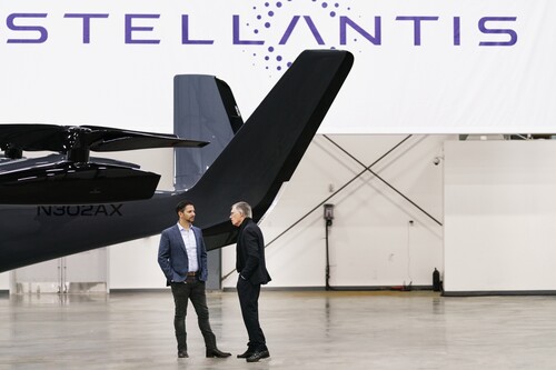 Stellantis-Konzernchef Carlos Tavares (rechts) im Gespräch mit Adam Goldstein, CEO von Archer.
