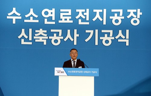 Stellvertretender Hyundai-Vorstandsvorsitzender Euisun Chung bei der Grundsteinlegung für eine neue Brennstoffzellen-Fabrik.