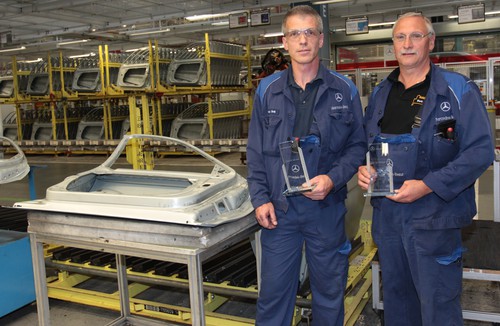 Stephan Blank (links) und Friedhelm Schulz wurden für die „Idee des Jahres“ im Mercedes-Benz-Werk Sindelfingen ausgezeichnet. Dank der von ihnen ausgearbeiteten Lösung kann an den Türen das Laserlöten entfallen.