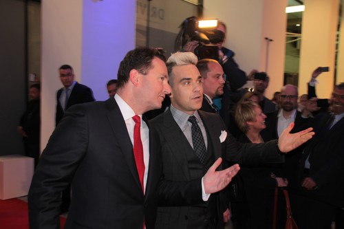 Stephan Grühsem und Robbie Williams bei der Eröffnung des Volkswagen Group Forums in Berlin.