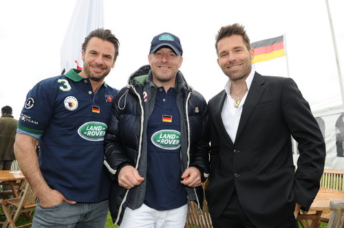 Stephan Luca (links) und Weltmeister-Pilot Hannes Arch (rechts) drückten Heino Ferch und dem Land-Rover-Team a, Spielfeldrand die Daumen.
