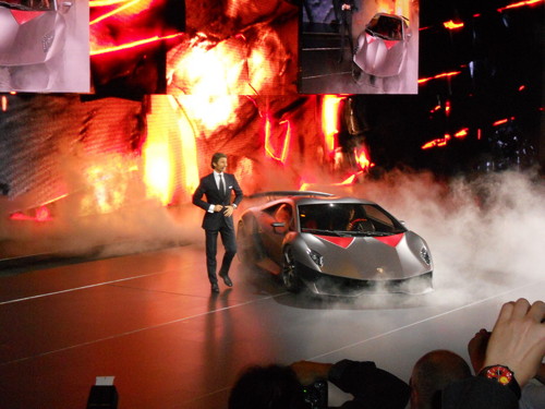 Stephan Winkelmann zeigt den Lamborghini Sesto Elemento