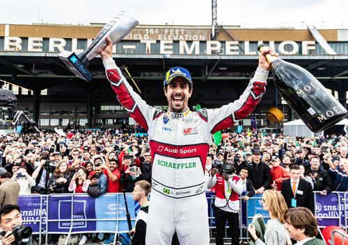 Strahlender Sieger mit Pokal und Schampus: Lucas di Grassi (Audi Sport Abt Schaeffler) gewann den Berliner E-Prix 2019. 