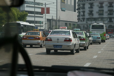 Straßenszenen in Shanghai: VW Santana als Taxis