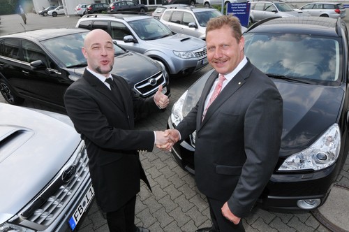 Subaru-Geschäftsführer Volker Dannath übergibt dem „Grafen“ die Schlüssel für den Outback 3,6 l Exclusive und den XV.
