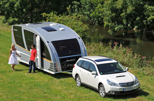 Subaru Outback mit Dethleffs-Caravan.